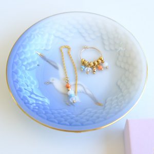 SMUKKE lange øreringe i guld med blå hvide facetterede perler