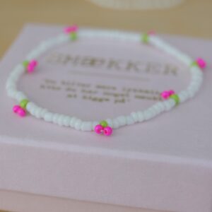 Smukt håndlavet elastik armbånd med små violette kirsebær og hvide små perler